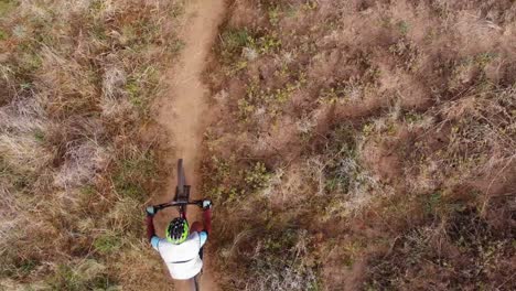 Drohne-Seitlich-über-Zwei-Mountainbiker-Auf-Einer-Einzigen-Strecke-An-Einem-Sonnigen-Tag