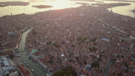 Revealing-Aerial-shot-of-Venice-backlit-by-morning-sunshine,-Italy