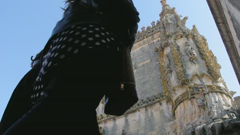 Gebäude-Kathedrale-Kirche-Kloster-Erbe-Reisen-Menschen-Morgen-Sonnig-Altes-Gebäude-Portugal-Tomar-Steine-Steinmauer-Stetige-Aufnahme