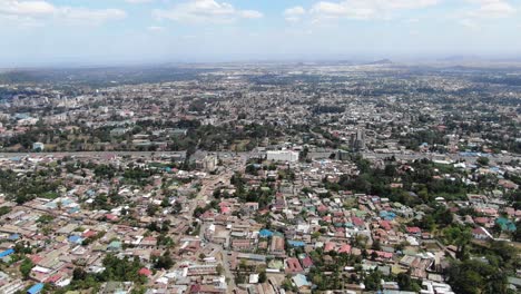 Langsamer-Schwenk-Nach-Oben,-Um-Die-Tansanische-Stadt-Arusha-In-Afrika-Sichtbar-Zu-Machen