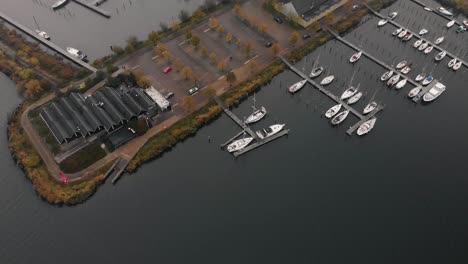 Luftaufnahme-Eines-Kais-Mit-Luxus-Vergnügungsbooten-An-Einem-Bewölkten,-Trüben,-Kalten-Tag-In-Den-Niederlanden