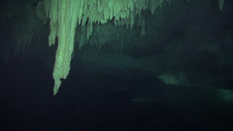 Cave-diver-explores-the-back-wall-of-Mexican-cavern