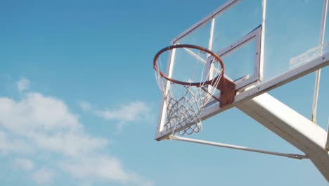 Männlicher-Basketballspieler-Rennt-Zum-Korb-Und-Punktet-In-Zeitlupe