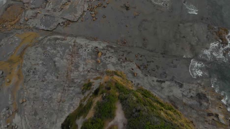 Eine-Luftaufnahme-Aus-Der-Vogelperspektive-Von-Menschen,-Die-Einen-Blick-Auf-Das-Eagles-Nest-An-Der-Bass-Coast-In-Victoria-Werfen