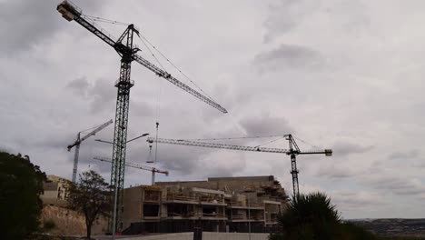Video-Timelapse-De-Malta-Sobre-Una-Construcción-En-Un-Día-Nublado-Y-Ventoso