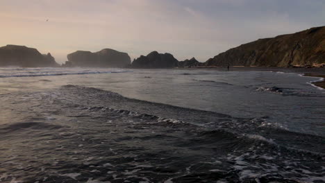 Marea-Repentina-Llegando-A-Una-Hermosa-Playa-De-Oregon-Sorprendiendo-Al-Fotógrafo-Y-Dejándolo-Parado-En-El-Agua