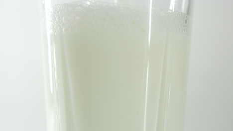 Milch-Wird-In-Ein-Glas-Gegossen,-Wobei-Nur-Der-Mittlere-Teil-Des-Glases-In-Nahaufnahme-Zu-Sehen-Ist