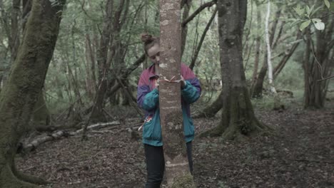 Mädchen-Im-Wald-Mit-90er-Jahre-Jacke-Markiert-Spur,-Um-Sich-Nicht-Zu-Verlaufen