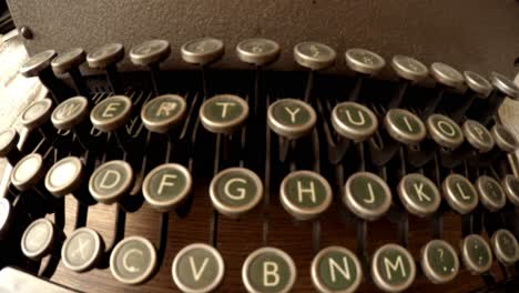 Schwenk-über-Alte-Schreibmaschinentastatur