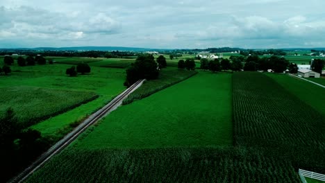 Bahngleise-In-Amischen-Landschaften-Und-Ackerland,-Wie-Von-Drohnen-Gesehen
