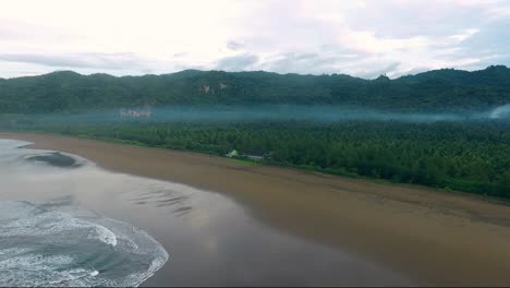 Kili---Kili-Beach-Se-Encuentra-En-Trenggalek,-Java-Oriental,-Indonesia