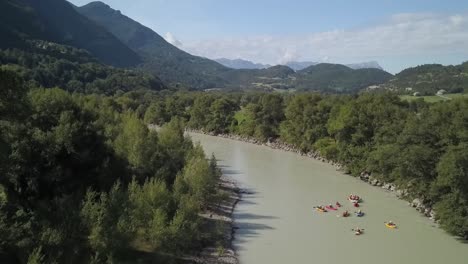 Mehrere-Verschiedene-Schwimmende-Boote-Fahren-Auf-Einem-Fluss-In-Frankreich,-Chateauroux-Des-Alpes