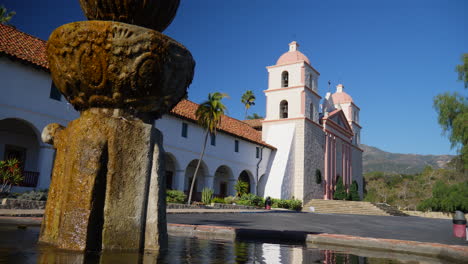 Das-Historische-Gebäude-Der-Santa-Barbara-Mission-Mit-Einem-Brunnen-Im-Vordergrund,-Der-Die-Spanische-Katholische-Architektur-Widerspiegelt