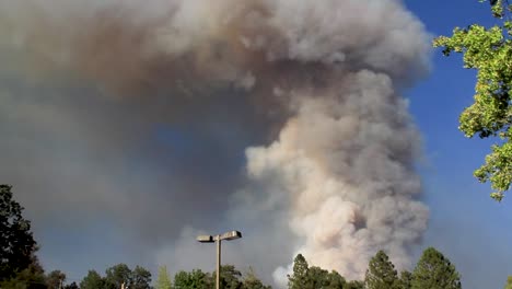 Bedrohliche-Rauchwolke-Steigt-Infolge-Eines-Waldbrandes-In-Kalifornien-In-Den-Himmel
