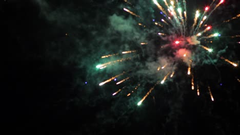 Frohes-Neues-Jahr-2019-Feier-Mit-Festlicher-Feuerwerkscollage-Am-Nachthimmel