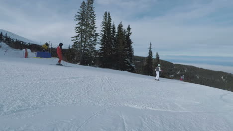 Ein-Paar-Leute,-Die-Mit-Snowboards-Schnell-Einen-Hügel-Hinunterfahren