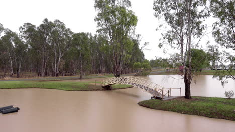 Eine-Wanderbrücke-über-Einen-Kleinen-See-Mit-Dem-Australischen-Buschland-Im-Hintergrund