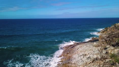 Australien-Queensland-Wellen-Treffen-Auf-Die-Küste