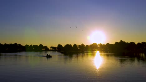 Sonnenaufgang-über-Dem-See-Mit-Enten
