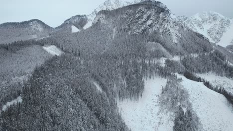Luftaufnahme-Einer-Alpinen-Winterlandschaft-Mit-Gewaltigen-Bergen