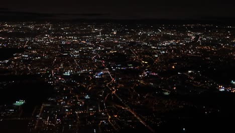 Stadtlichter-Bei-Nacht-Aus-Der-Sicht-Eines-Flugzeugfensters
