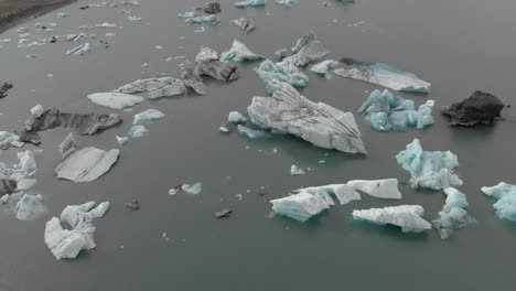 Toma-Panorámica-Lenta-Directamente-Sobre-Los-Icebergs.