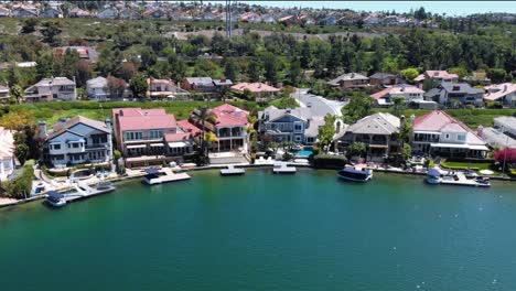 Aerial-fly-by-of-homes-on-community-Lake-Mission-Viejo