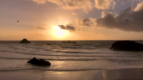 Wunderschöner-Sonnenuntergang-Und-Wellen,-Die-Auf-Den-Bandon-Beach-An-Der-Küste-Von-Oregon-Rollen