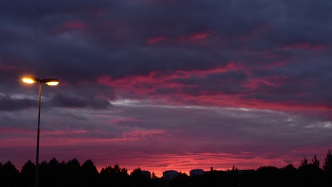 Leuchtend-Rote-Wolken,-Die-Sich-Während-Des-Sonnenuntergangs-Schnell-Bewegen