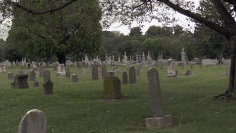 Cementerio-Católico-Con-Lápidas,-árboles-Y-Follaje.