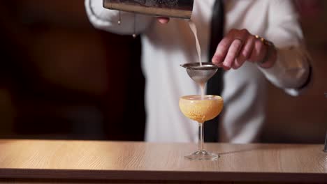 Der-Barkeeper-Seiht-Einen-Cocktail-In-Ein-Glas