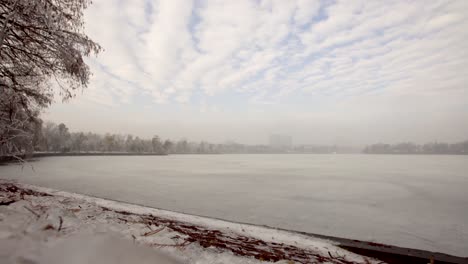 Winterzeitraffer:-Ein-Zugefrorener-See-Und-Sich-Schnell-Bewegende-Wolken