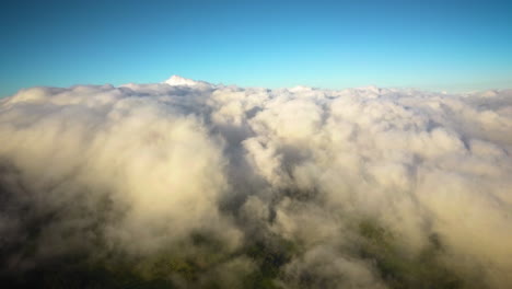 Toma-Cinematográfica-De-Un-Dron-Volando-Hacia-Un-Denso-Mar-De-Nubes.