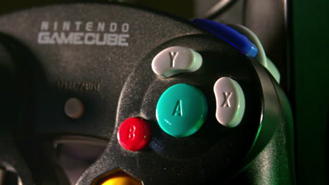 Controlador-De-Nintendo-Gamecube-Junto-A-La-Consola-Deslizar-Hacia-La-Izquierda