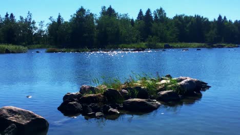 Frieden-Und-Ruhe-Am-See,-Ruhige-Und-Stille-Natur-Finnlands,-Reine-Luft-Und-Reines-Wasser