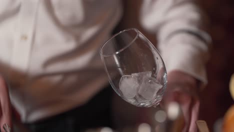 Barkeeper-Gibt-Eiswürfel-In-Ein-Glas
