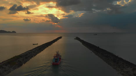 Das-Folgende-Fischerboot-Fährt-Gegen-Sonnenuntergang-Zum-Meer