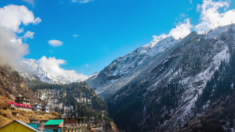 Ein-Wunderschöner-Winter-Zeitraffer-Mit-Bergen-Und-Wolken-Von-Tosh,-Indien