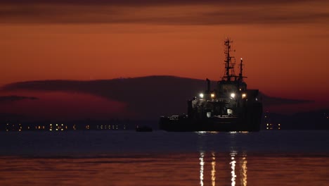 Das-Französische-Hilfsschiff-BSAD-Ailette-Ankerte-Bei-Sonnenuntergang