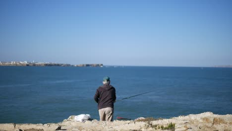 Un-Pescador-Local-De-Peniche-Lanzando-El-Anzuelo.