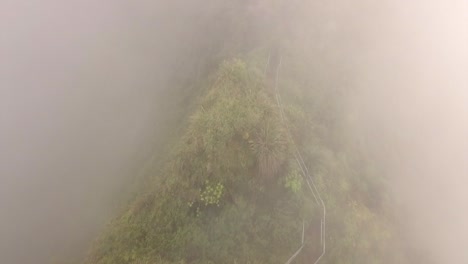 Die-Haiku-Treppe-überquert-Einen-Steilen-Gratabschnitt-In-Wolken