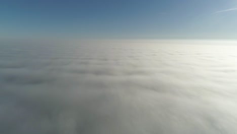 Flug-über-Neblige-Wolken-Im-Morgensonnenlicht-Mit-Wenig-Ruhm-Und-Stadtbild-Unter-Wolken