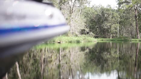 HD-Aufnahmen-Einer-Fahrt-Mit-Einem-Bassboot-Durch-Den-Krummen-Flusskanal-An-Der-Seenkette-In-Clermont,-Florida