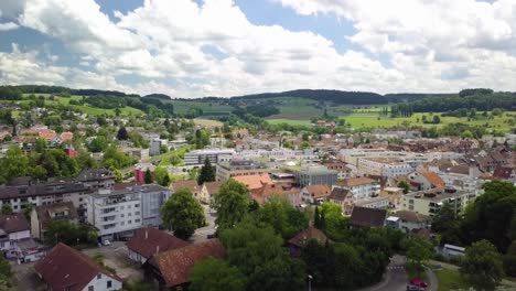 Rückwärtsflug-über-Der-Schönen-Stadt-Bülach-Im-Sommer