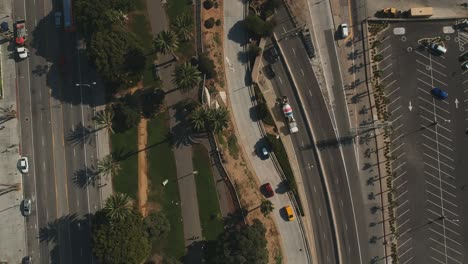 Nachmittags-Drohnenansicht-Von-Einem-Fußgängerpark-In-Der-Nähe-Des-Pacific-Coast-Highway,-Santa-Monica-Beach,-Kalifornien