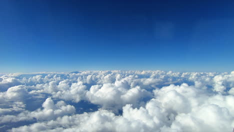 Imágenes-En-4k-De-Un-Cielo-Lleno-De-Nubes,-Tomadas-Desde-Un-Avión