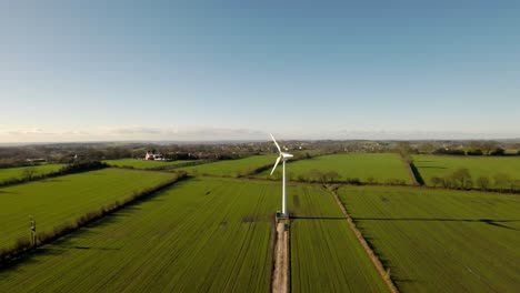 Turbinas-Eólicas-Y-Campos-Agrícolas-En-Un-Día-De-Verano---Producción-De-Energía-Con-Energía-Limpia-Y-Renovable---Toma-Aérea,-Staffordshire