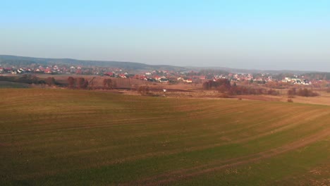 Drohne-Fliegt-über-Die-Polnische-Landschaft,-Aufgenommen-Von-Einer-Anderen-Drohne
