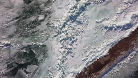 Gefrorene,-Schneebedeckte-Wellen-Schlugen-Während-Der-Wintersaison-In-Kanada-Entlang-Des-Docks