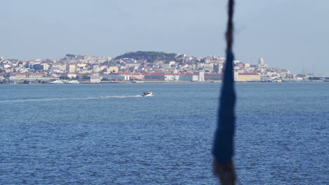 Boot-überquert-Den-Fluss-Lissabon